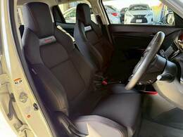 各種ブランドのシートカバーの取り扱いもございます。また、弊社オリジナルフロアマットもご用意しております。自慢の愛車をアレンジしてみてはいかがでしょうか。