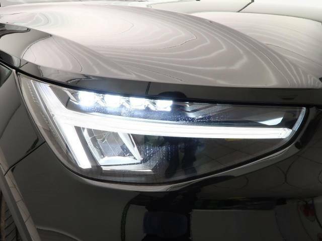 【LEDヘッドライト】悪天候や夜間走行時も良好な視界を確保し、安心して運転できる高輝度LEDヘッドライト！北欧神話に登場する「トールハンマー」をモチーフにした、一目でボルボとわかるデザインです。