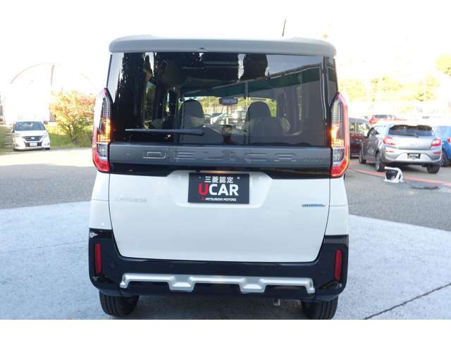 リヤゲートは開口が大きく、荷物の積み下ろしが楽に行えます。