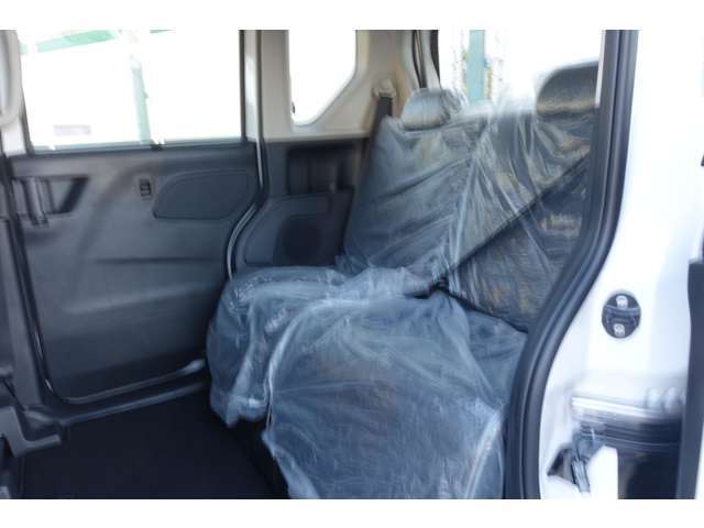 後席シートのスライド幅は約32cm