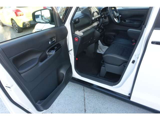 ドアが大きく開いて、乗り降り楽々