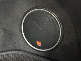 【JBLプレミアムサウンド】スピーカーと専用アンプから奏でるプレミアムサウンド。標準仕様と比較するとスピーカーやアンプが追加で配置され、専用のチューニングが施されています。迫力のサウンドをお試しあれ。