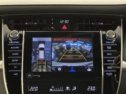【パノラミックビューモニター】自車周辺をぐるりと俯瞰できるカメラで危険を察知。上空からの映像で自動車や障害物の位置が詳細に確認できるので、狭い駐車場でも安心して駐車できますね。