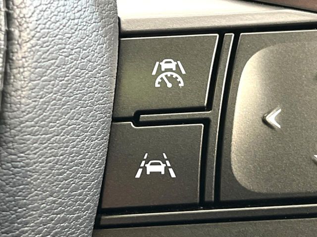 【レーダークルーズコントロール】高速道路での長距離走行が楽に！！自動で速度を保つクルーズコントロールが、衝突軽減システムと連携し、前方の車両を感知して車間を保つように速度調節してくれます！！