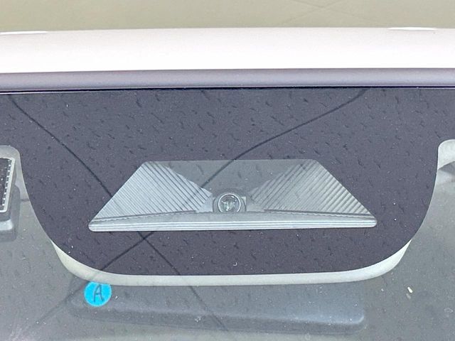 【ホンダセンシング】走行中に前方の車両等を認識し、衝突しそうな時は警報とブレーキで衝突回避と被害軽減をアシスト。より安全にドライブをお楽しみいただけます。