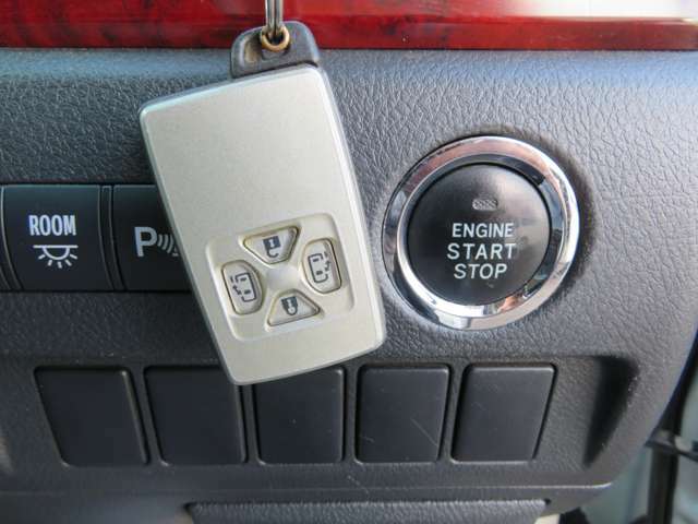 便利なスマートキーも装備しております。鍵を出すことなく扉の開錠・施錠・エンジン始動が可能です！