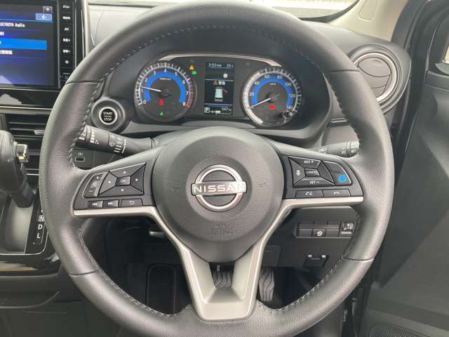 ■ステアリングスイッチ■ハンドル手元でオーディオの操作が簡単に出来ます。運転中でもナビまで手を伸ばさずに操作が出来て安心です。