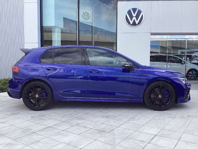 経験豊富なスタッフが、お客様のご愛車選びをサポートさせていただきます。何なりとご相談ご用命ください。