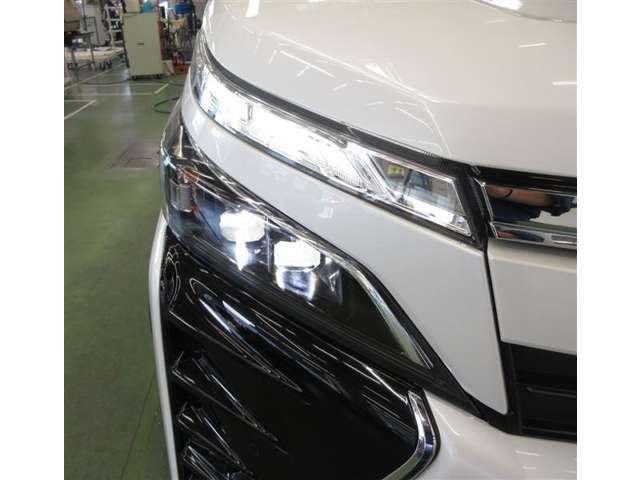 闇を切り裂く閃光。BiBeamLEDヘッドランプが付いています。