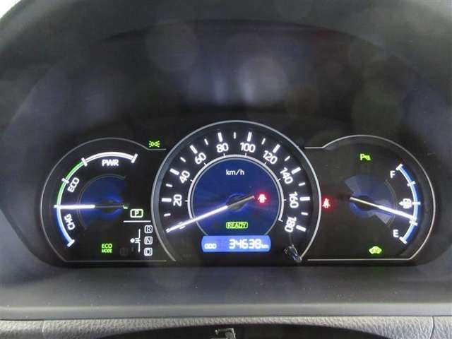 ハイブリッド車にはアナログ式のエコインジケーターが付き、燃費の良い走行に役立ちます。