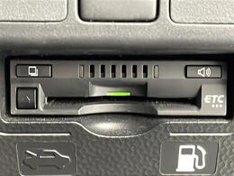 【ETC】有料道路を利用する際に料金所で停止することなく通過できる、ETC車載器（ノンストップ自動料金収受システム機器）が装備されています。セットアップを行うことで利用可能になります。