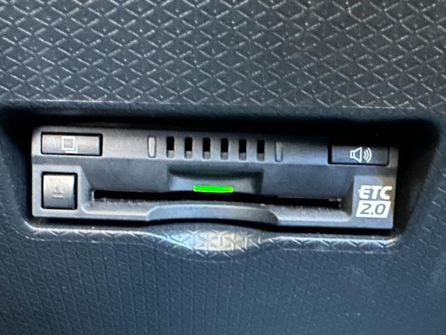 【ETC2.0（DSRC/ITSスポット）】ETCカードを挿入すれば料金所はノンストップで通過できます。ETC限定の割引や、高速道路の情報提供サービスを利用できます。