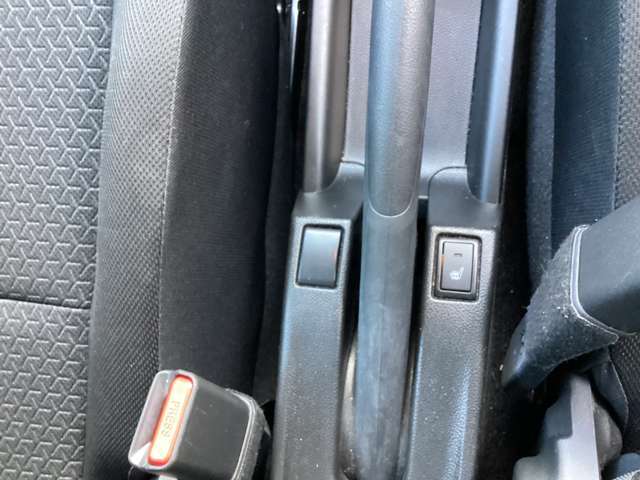 運転席にシートヒーターを装備。