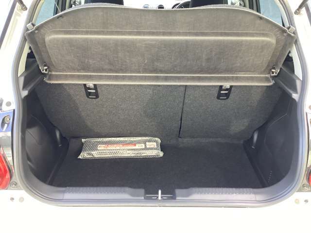 リヤシートを前に倒すと大きめの荷物が載せられますよ。