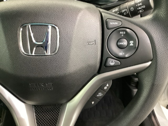 ハンドルにHondaセンシング系のクルーズコントロールやレーンキープアシストなどのスイッチが装備されています。ハンドルから手を離さず安全に操作できます。