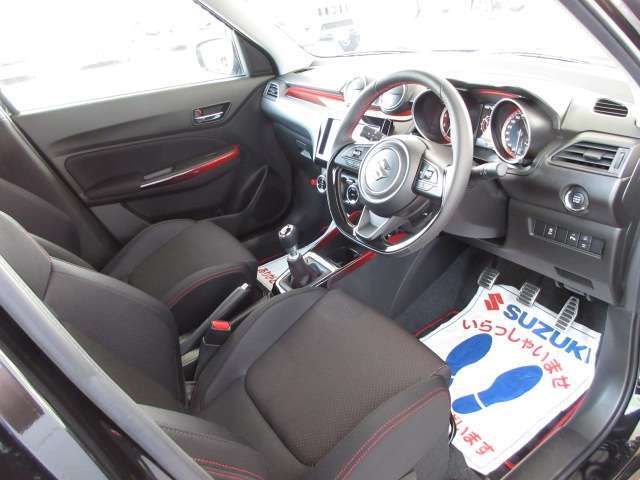 運転席より室内☆無料保証付き販売車です！ ☆全国どこへでも！ 陸送可能(有料)ですので、県外の方も是非ご相談ください！