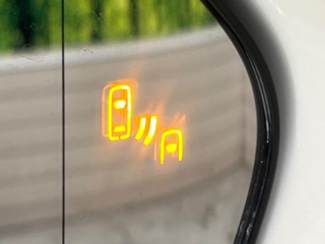 【ブラインドスポットモニタ】レーダーにより隣車線の車両を検知。車両を検知した側の表示灯が点灯。車両を検知している側に車線変更をしようとした場合、ブザーと表示で危険をお知らせします。