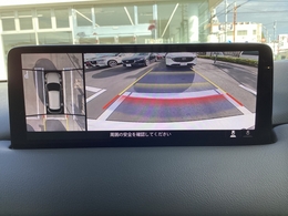 360°ビュー装備です。狭い場所での車庫入れや切り替えしの時など目で見て確認できるので便利ですね。