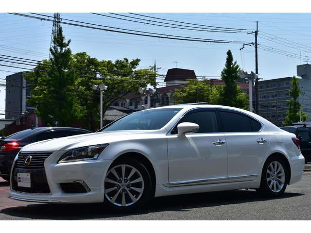 40後期型LS460バージョンC- I-PKG堂々の入庫！フラッグシップならではの風格のあるエクステリアに存在感のあるボディサイズ。LSをより優雅にそしてエレガントに映し出すパールホワイトのボディ。