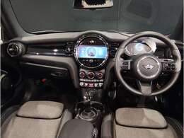 MINIの内装はとにかく『円』に拘ったデザインコンセプトが一目で伝わってきます。これほど円形に拘った車は他に御座いません。伝統のデザイン、トグルスイッチなど遊び心のある内装で御座います。