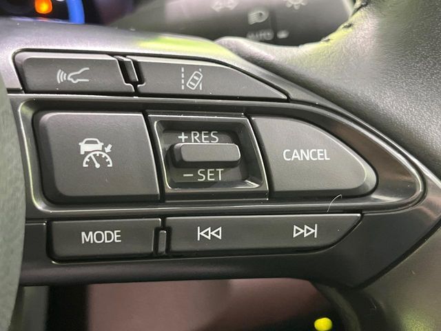 【レーダークルーズコントロール】高速道路での長距離走行が楽に！！自動で速度を保つクルーズコントロールが、衝突軽減システムと連携し、前方の車両を感知して車間を保つように速度調節してくれます！！