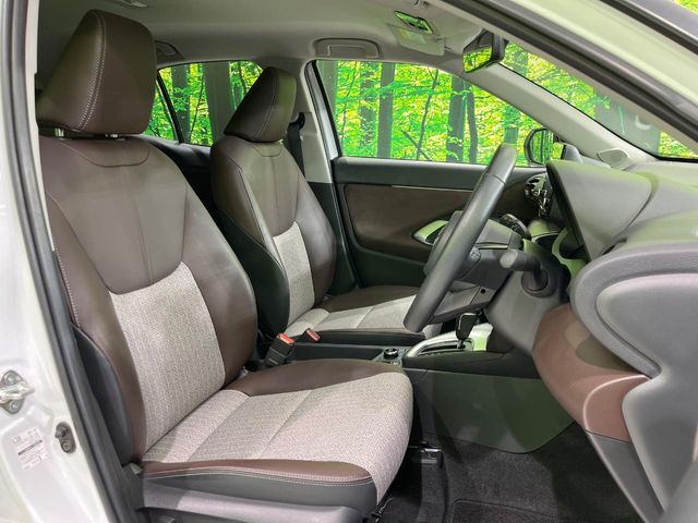 【ハーフレザーシート】高級感と座り心地を両立した人気のシート♪背面・座面のファブリック素材は、通気性の良さや滑りにくさに優れています。気温や服装に左右されず快適にお乗りいただけます。