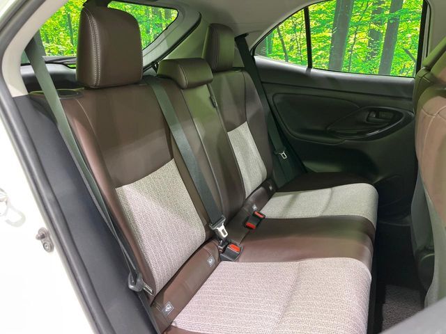 後部座席も気になるようなキズ・汚れやへたり等、大きなダメージはなく、良好な状態です。