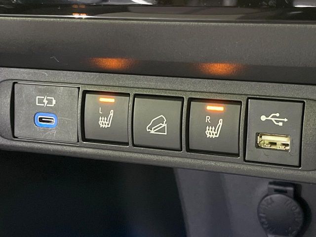 【シートヒーター】寒い日に重宝するシートヒーター！エアコンより早く温まってくれるので寒がりの人も安心ですね♪エアコンの温風は乾燥するから苦手、という方にもをおすすめです。