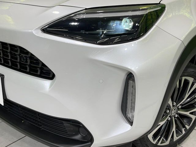 【LEDヘッドライト】悪天候や夜間走行時も良好な視界を確保し安心して運転できる高輝度LEDヘッドライトを装備！点灯速度が早く、消費電力も抑えられています。