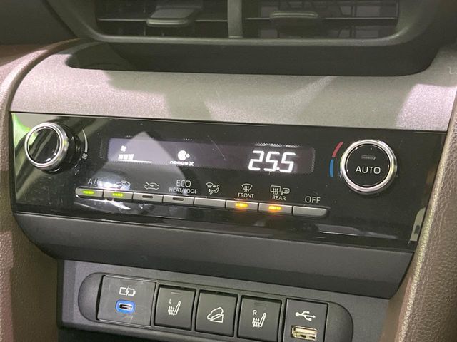 【オートエアコン】一度お好みの温度に設定すれば、車内の温度を検知し風量や温度を自動で調整。暑い…寒い…と何度もスイッチ操作をする必要はありません。快適な車内空間には必須の機能ですね♪