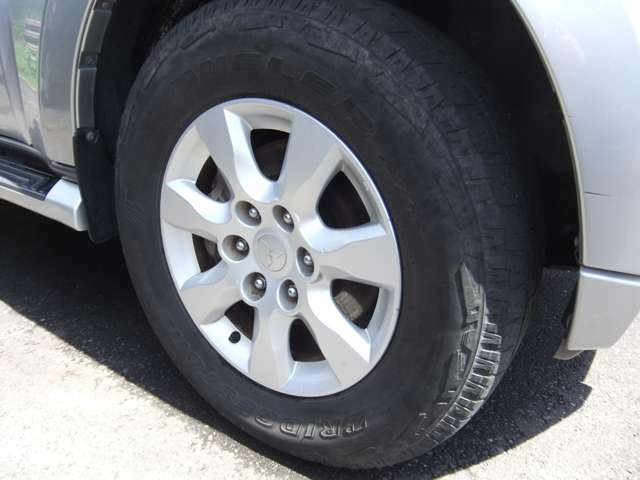 タイヤ・ホイールの画像です。タイヤの状態が良くないですが、新品国産夏タイヤをサービス致しますのでご安心ください。