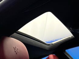 ●サンルーフ：開放感たっぷりの希少装備、サンルーフが装着されています！車内に明かりを取り入れたり景色を楽しむ以外にも、車内の空気も簡単に換気できて快適です！