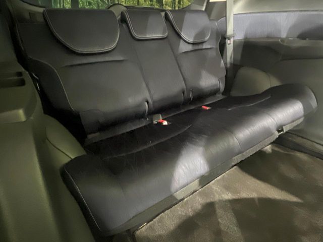 床下収納式のサードシートです。座席部分をコンパクトに収納でき、広大な荷室スペースとしてお使いいただけます！乗車人数や荷物の量など利用シーンに合わせて3列目を有効活用でき、とっても便利♪