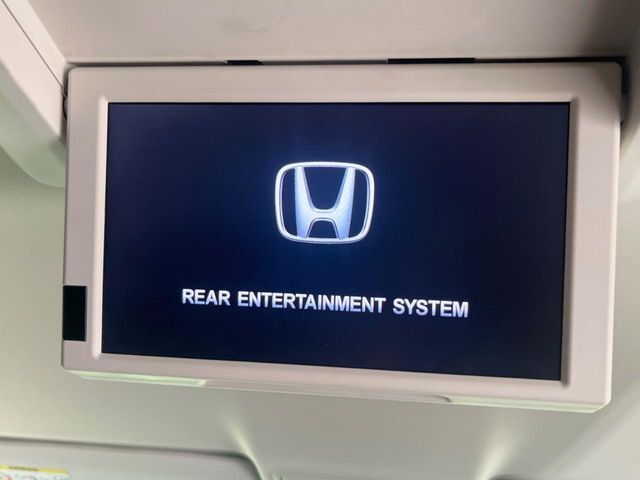 【フリップダウンモニター】大画面モニターで後席でもエンタメをお楽しみいただけます。小さなお子様にも大人気の装備です♪
