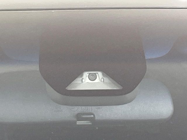 【ホンダセンシング】走行中に前方の車両等を認識し、衝突しそうな時は警報とブレーキで衝突回避と被害軽減をアシスト。より安全にドライブをお楽しみいただけます。