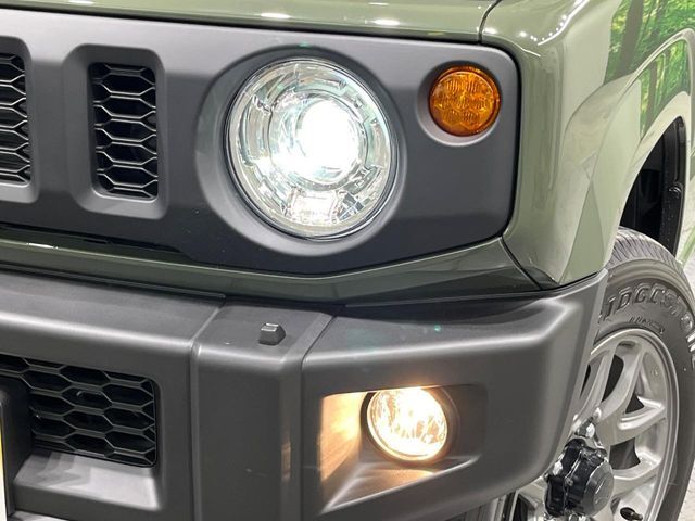 【LEDヘッドライト】悪天候や夜間走行時も良好な視界を確保し安心して運転できる高輝度LEDヘッドライトを装備！点灯速度が早く、消費電力も抑えられています。