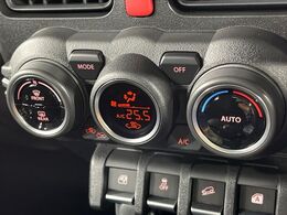 【オートエアコン】一度お好みの温度に設定すれば、車内の温度を検知し風量や温度を自動で調整。暑い…寒い…と何度もスイッチ操作をする必要はありません。快適な車内空間には必須の機能ですね♪