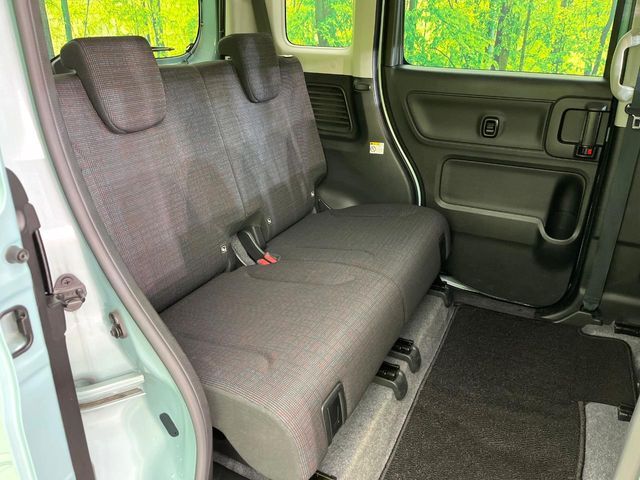 後部座席も気になるようなキズ・汚れやへたり等、大きなダメージはなく、良好な状態です。