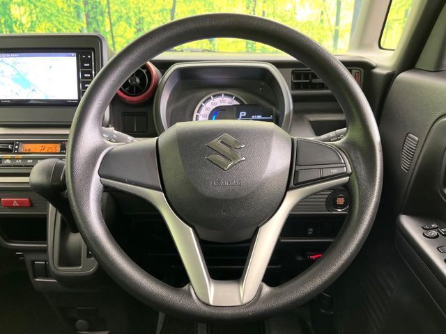 インテリアに合わせたデザインのステアリングは、運転される方のことも考え、運転しやすい形状、大きさです。是非一度、実際に触ってお確かめください。