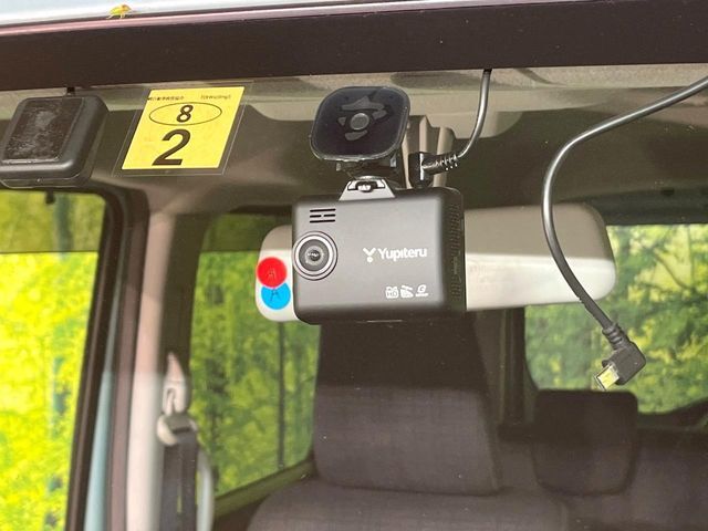 【ドライブレコーダー】安心・安全なカーライフに必須のドライブレコーダーを装備！走行中はもちろん、あおり運転や事故に遭遇した際の状況も映像で記録し、万一のリスクに備えます。