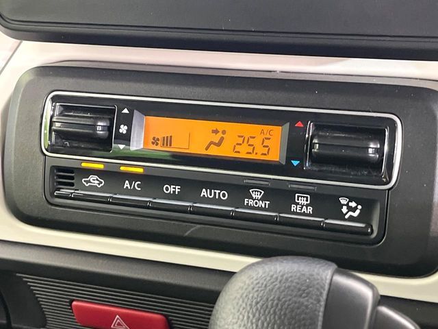 【オートエアコン】一度お好みの温度に設定すれば、車内の温度を検知し風量や温度を自動で調整。暑い…寒い…と何度もスイッチ操作をする必要はありません。快適な車内空間には必須の機能ですね♪
