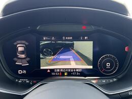 【リヤビューカメラ】車両後方の映像を映し出し、舵角に基づいて計算された経路を画面に示して駐車操作をサポートします。