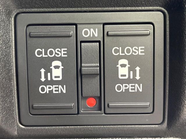 【両側パワースライドドア】スマートキーや運転席のスイッチで後席両側スライドドアの開閉が可能♪電動だから力を入れてドアを開ける必要が無く、小さなお子様でも簡単に開け閉めでき快適です♪