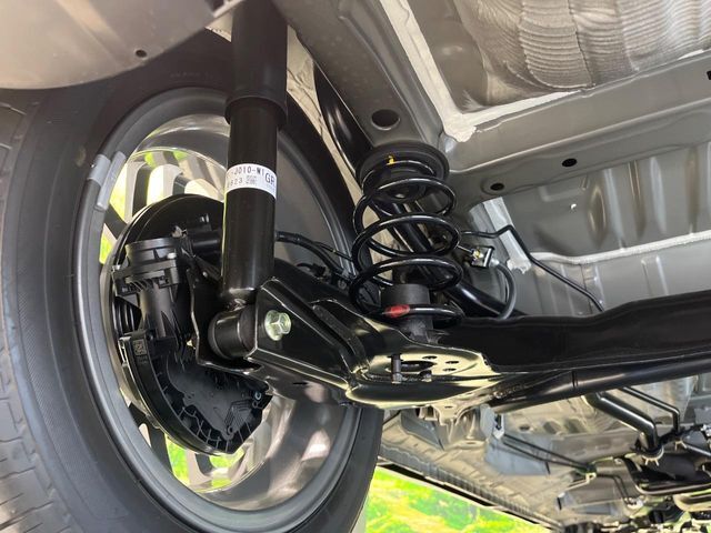お車を安心してお乗りいただく為には、足回りの定期点検が欠かせません。サービスサポート（有償保証）では無料点検もご提供しており、安心のカーライフをお過ごしいただけるサポート体制が整っています。