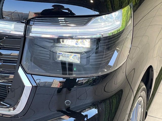 【LEDヘッドライト】悪天候や夜間走行時も良好な視界を確保し安心して運転できる高輝度LEDヘッドライトを装備！点灯速度が早く、消費電力も抑えられています。