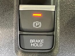 【オートブレーキホールド】信号待ちや渋滞で停車時にブレーキから足を離しても、停止状態を保持してくれます。前進するときはアクセルを踏めば自動で解除されるので安心♪街乗り運転が楽になります♪