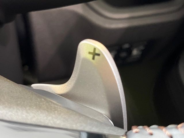 【パドルシフト】ハンドルから手を離さずに素早くシフトアップ＆ダウンができるので、エンジンブレーキを使う下り坂や高速道路の合流で加速したい場面で役立ちます。