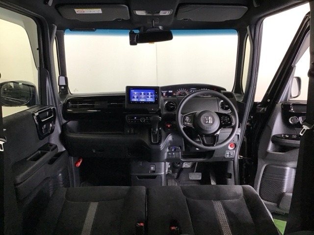 ドライバーを中心に自然に手が届く位置にATセレクトレバーやエアコン、様々な操作スイッチなどを配置、操作性に優れています。