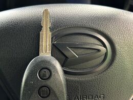 【キーレス】少し離れた場所からでもボタン一つでドアの開錠・施錠ができるのでとっても便利！ドアの鍵穴周りに傷をつけることもありません♪