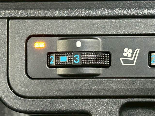 レザーシートには重宝する「シートヒーター」付き。冬場にとても大活躍！！ 夏場に快適な「シートエアコン」を搭載。レザー特有の熱量を防ぎます！！